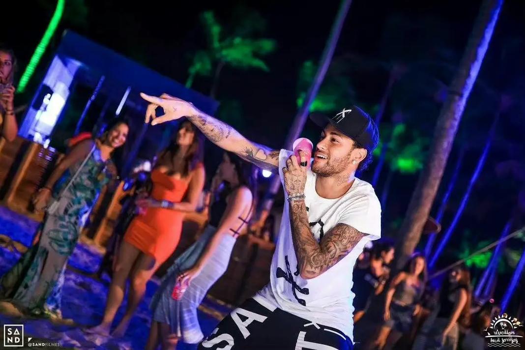 库尔图瓦谈维尼修斯挑衅行为：我们不是机器，我们是人（库尔图瓦回应维尼修斯被指挑衅：我们是人，不是机器）