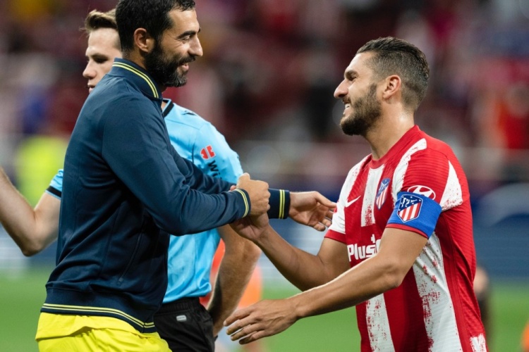 圣保利主帅调侃凯恩：去年他踢我们那脚射门，球现在还在飞吧（圣保利主帅打趣凯恩：去年那脚对我们射门，球至今还在飞）