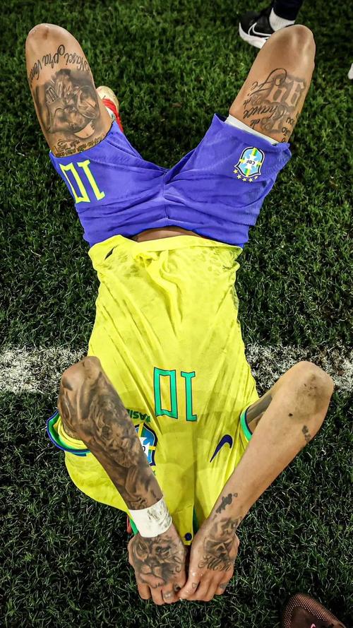 吉拉西多特生涯欧冠已打入15球，队史仅次于罗伊斯和莱万（吉拉西欧冠为多特打入第15球，队史仅逊罗伊斯与莱万）