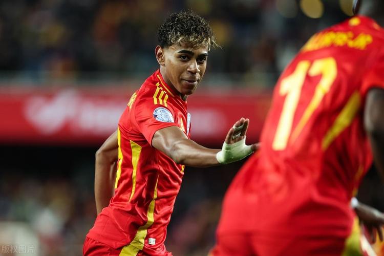 中足联细化“观众不当行为”细则：赛区将对球迷不当行为负责（中足联细化观众不当行为规范：赛区须承担球迷违规责任）