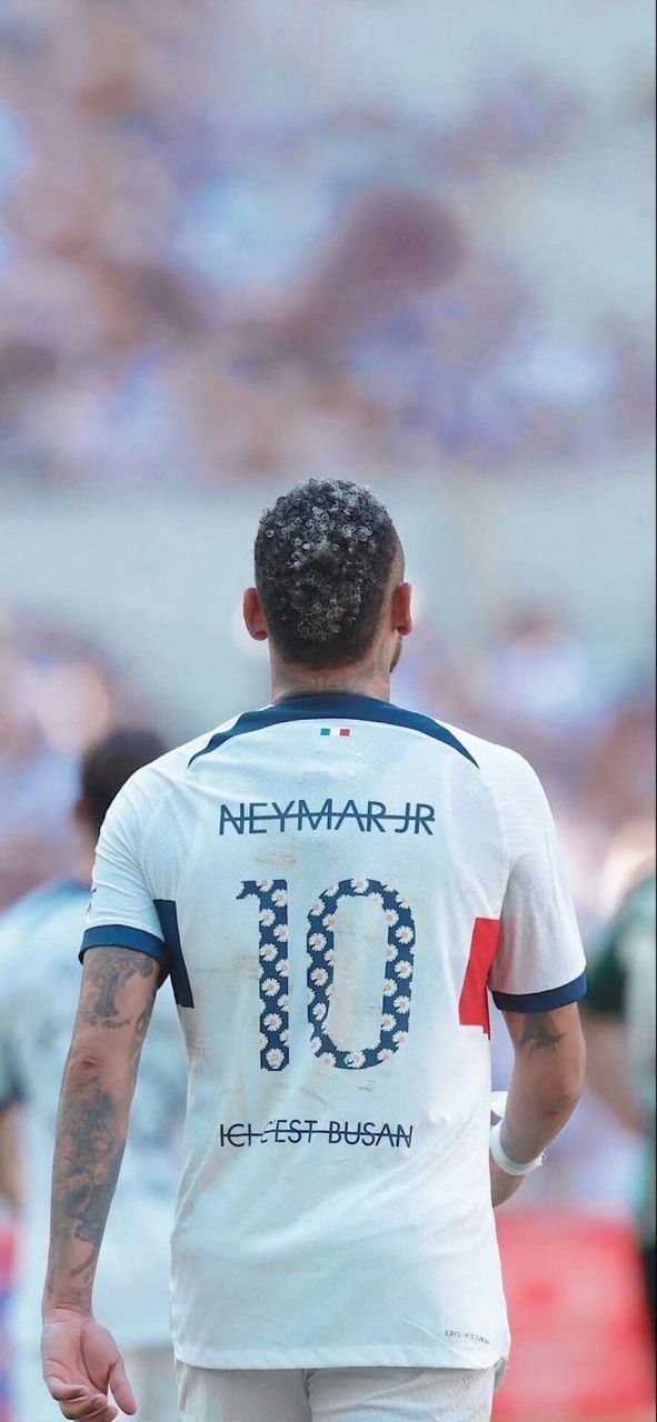 国足备战强度升级，全队深夜加练（国足加码备战，球队连夜加练）