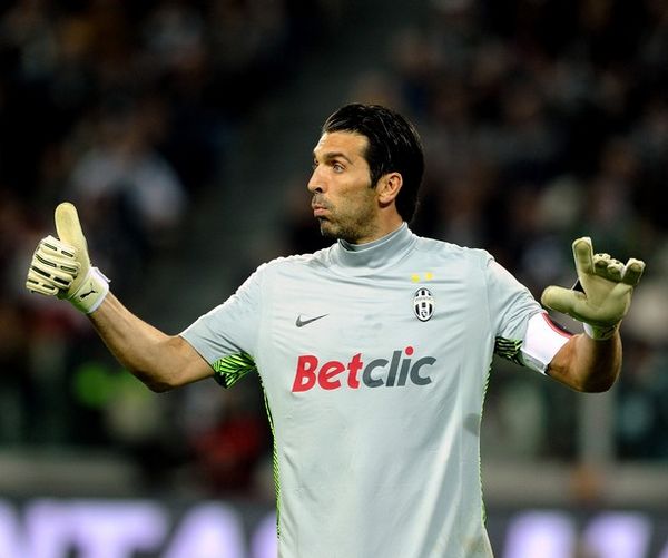 米体：尤文要求弗拉霍维奇大幅降薪留队，幅度可能接近一半（米体：尤文盼弗拉霍维奇留队，薪水或被腰斩）