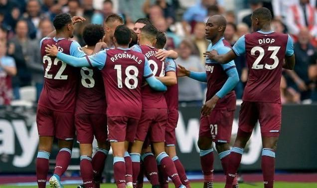 西足协前主席鲁比亚莱斯在发布会被扔鸡蛋，试图回击但被拦住（西足协前主席鲁比亚莱斯发布会上遭掷鸡蛋，欲回击被制止）