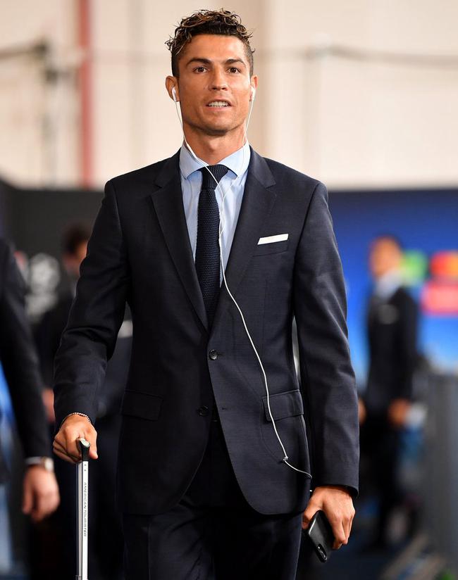 沙特球队老板：萨拉赫太老了，维尼修斯来这里一定能大放异彩（沙特俱乐部老板：萨拉赫已过巅峰，维尼修斯若来必将闪耀）