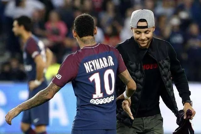 曼联客场险胜切尔西红魔重回榜首（曼联客场险胜切尔西，红魔重登积分榜首）